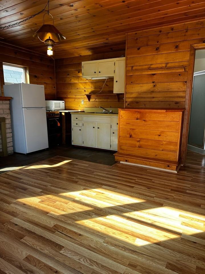 675 W Pine St - Photo 3 of 11