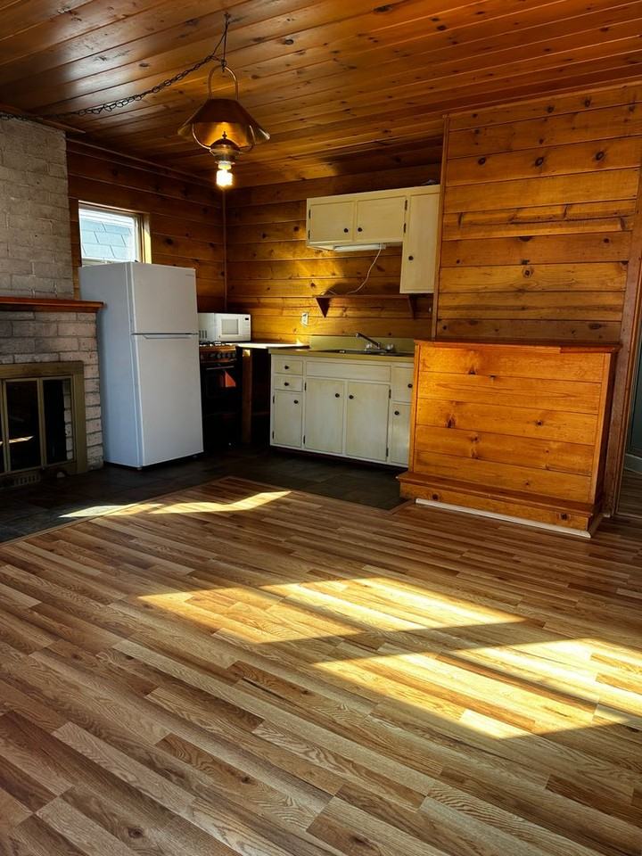 675 W Pine St - Photo 4 of 11