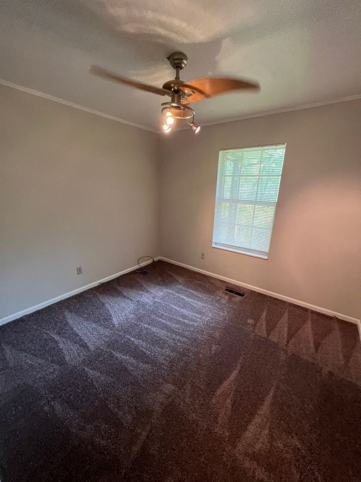 1910 Rhonda Dr - Photo 4 of 14