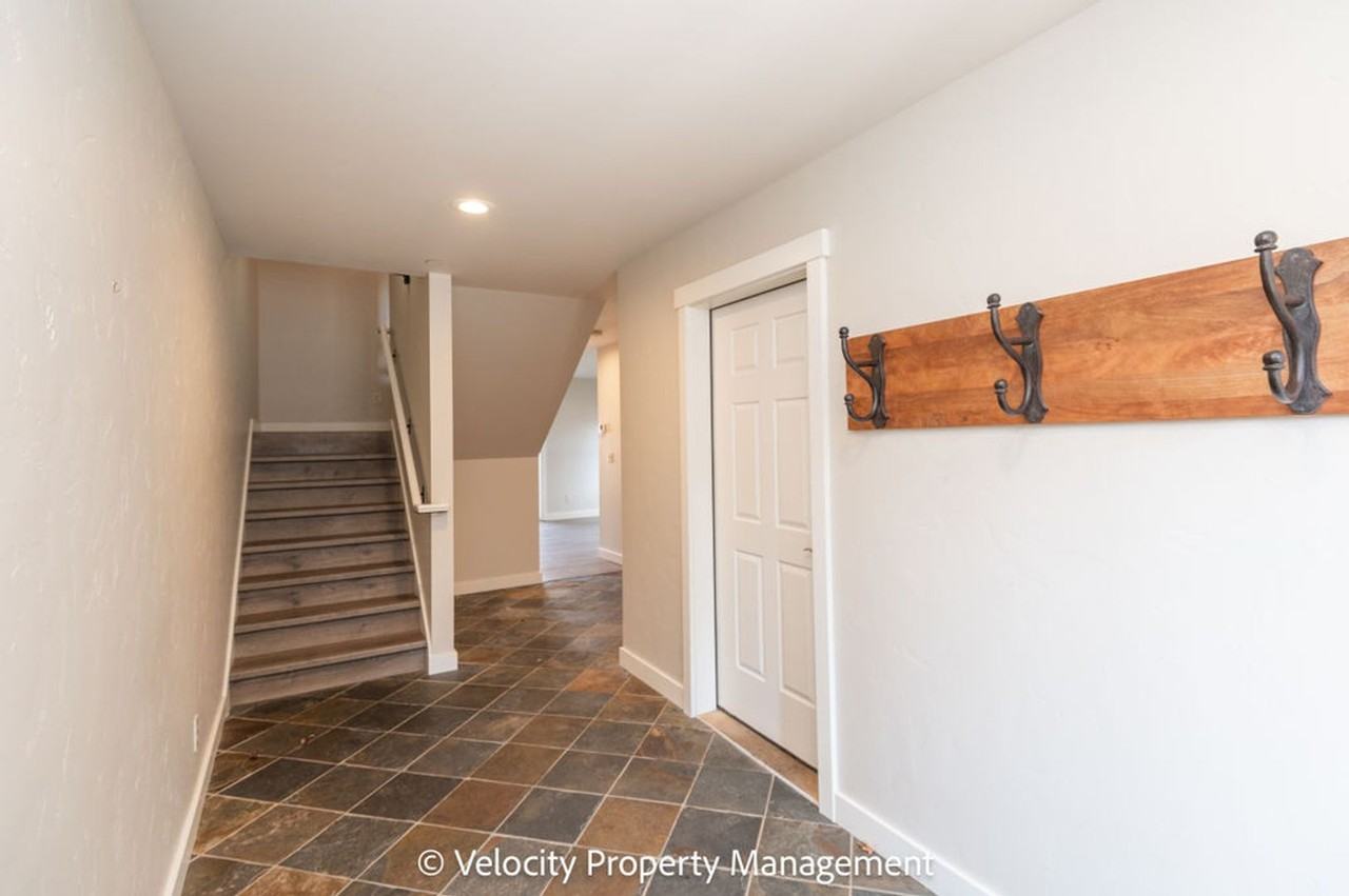 600 Sw Otter Way - Photo 2 of 32