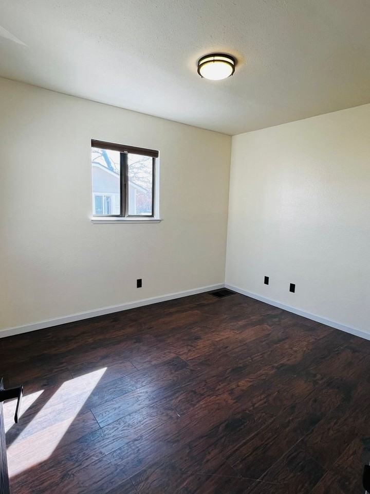 507 Burns St - Photo 6 of 9