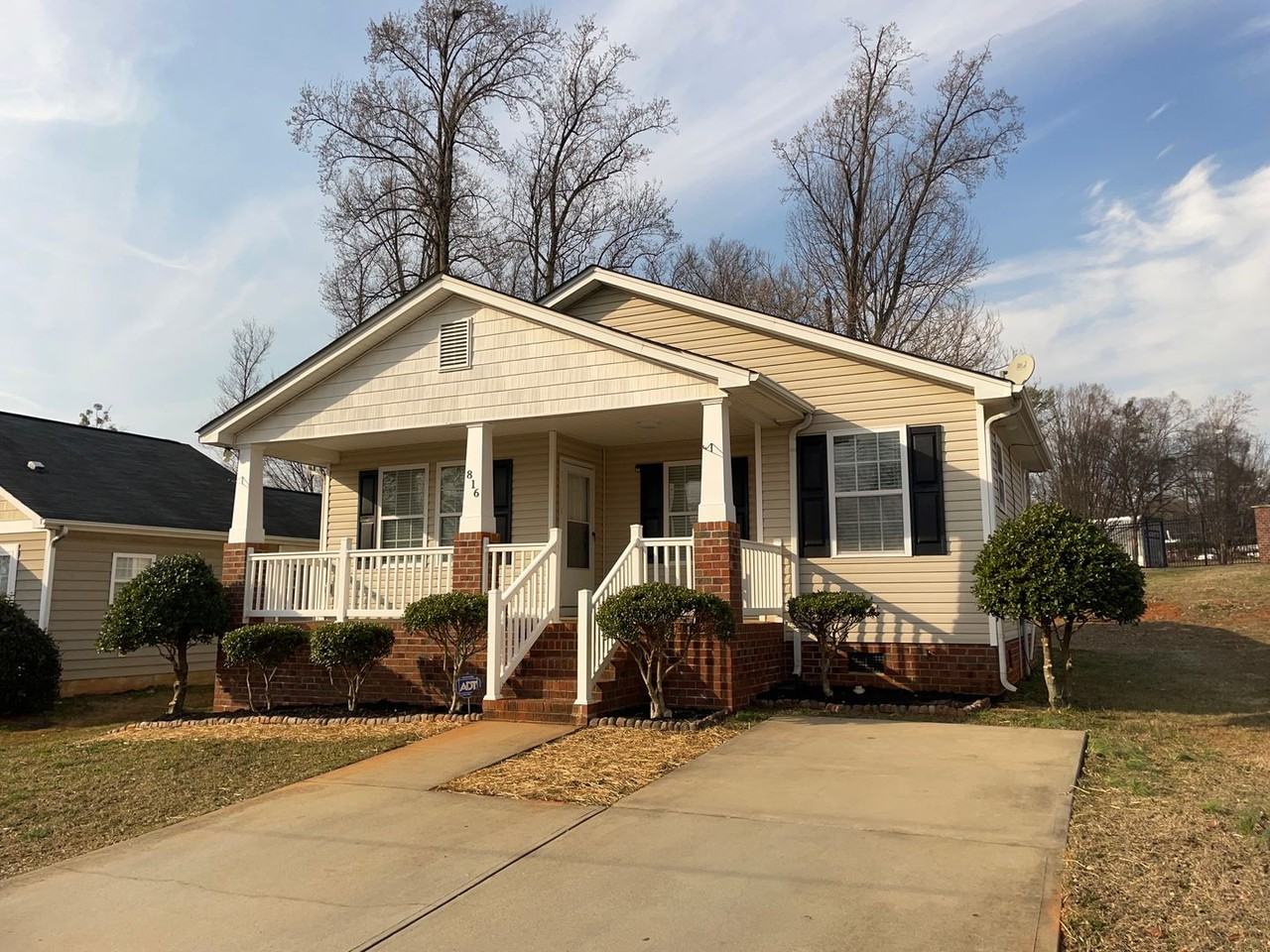 816 Wainwright Ave - Photo 2 of 12