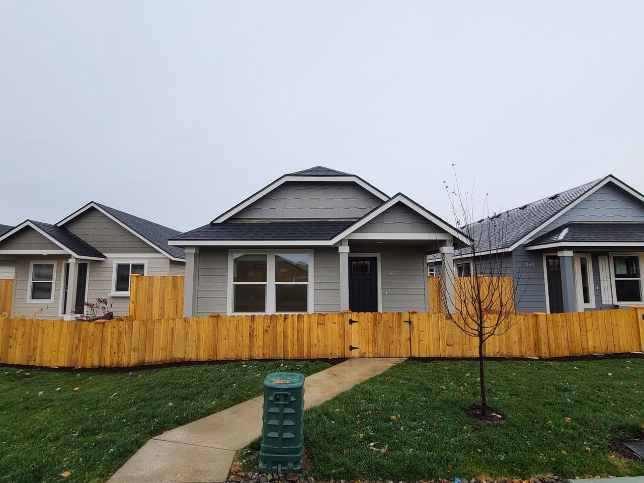 957 Nw Upas Ave