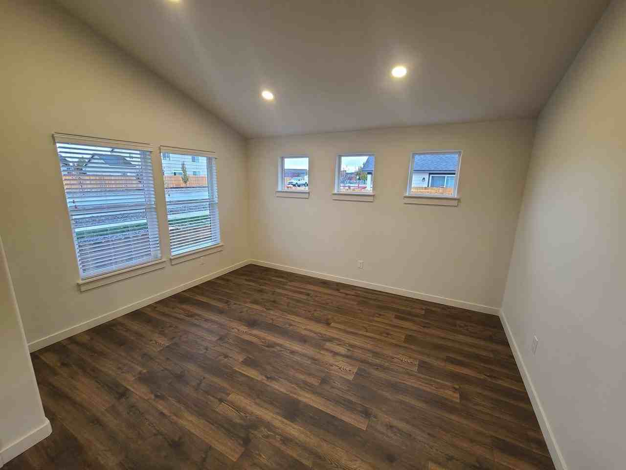 957 Nw Upas Ave - Photo 3 of 16