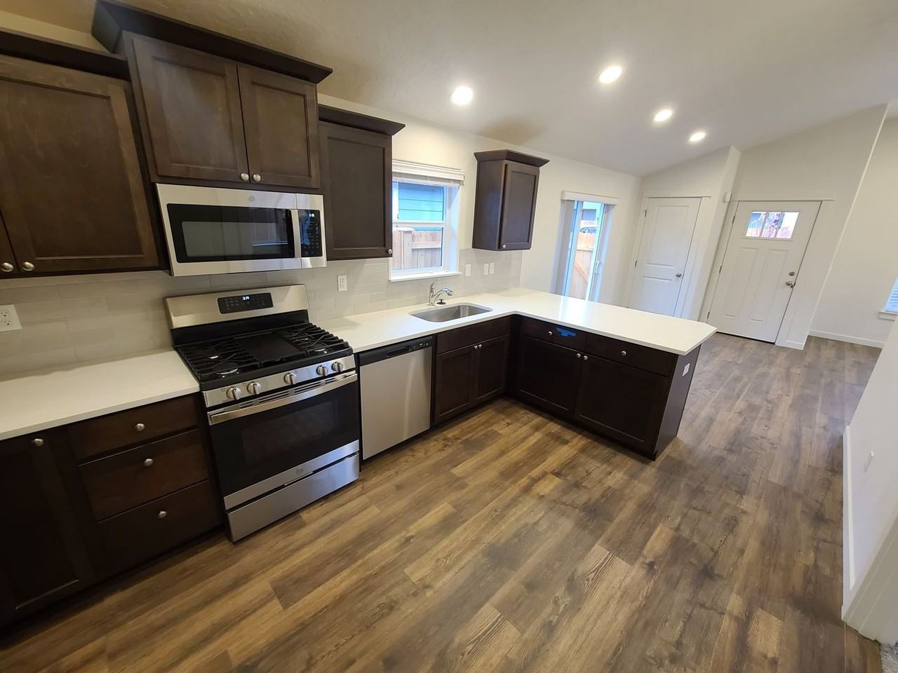 957 Nw Upas Ave - Photo 4 of 16
