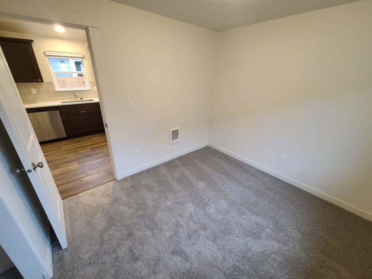 957 Nw Upas Ave - Photo 7 of 16