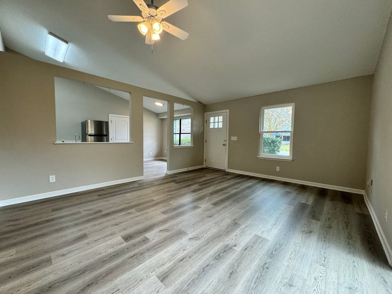 1047 Oakcrest Dr - Photo 2 of 15