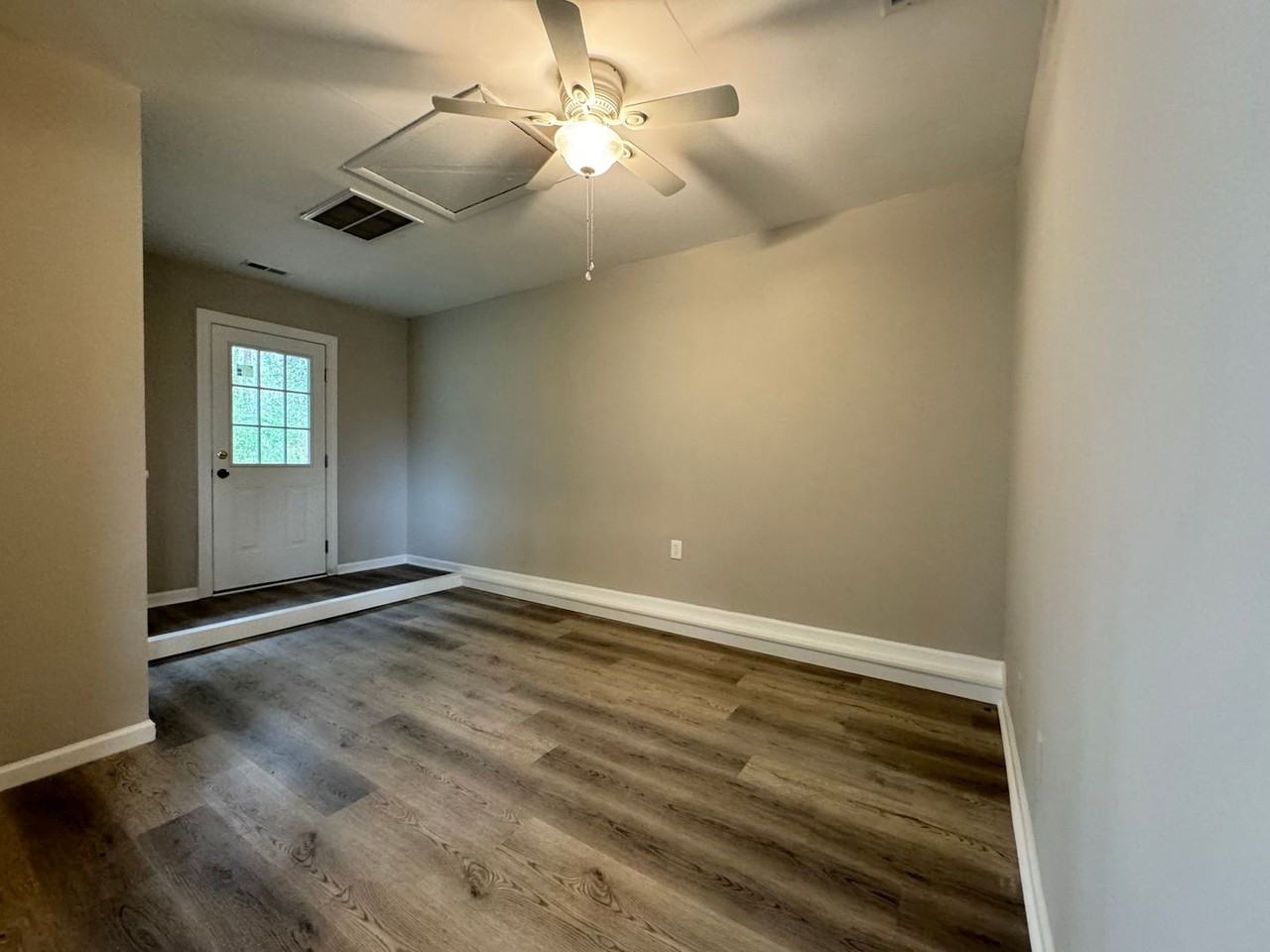 1047 Oakcrest Dr - Photo 3 of 15