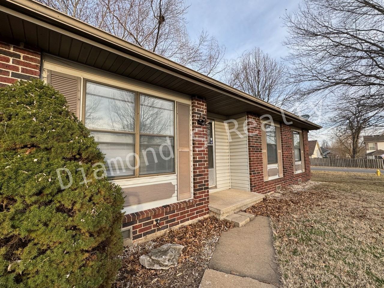 101 S Basswood Ave - Photo 2 of 11