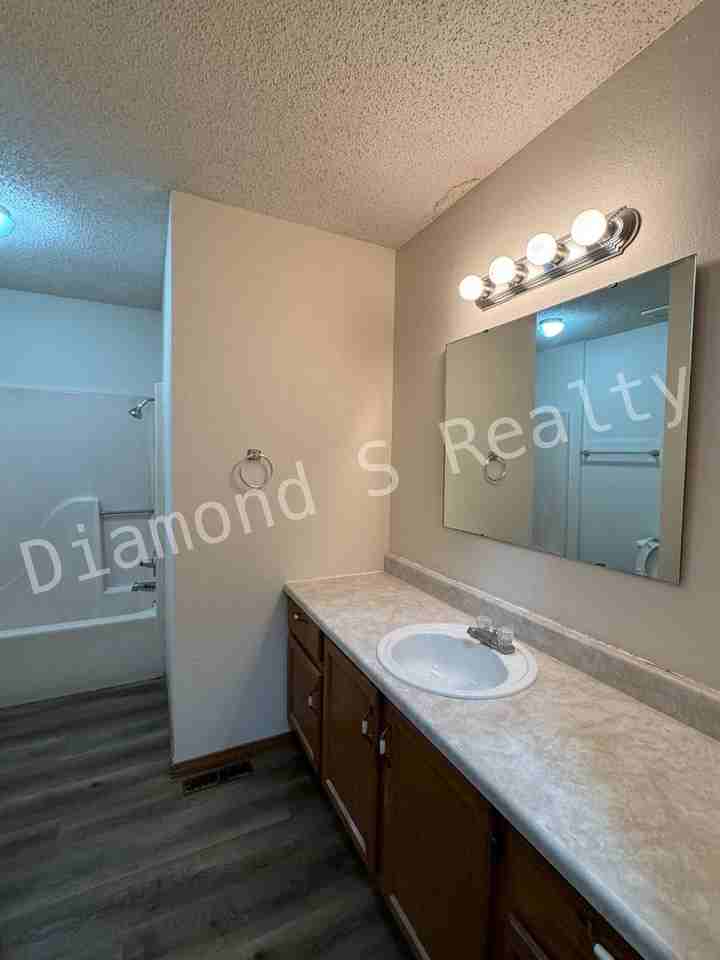 101 S Basswood Ave - Photo 7 of 11