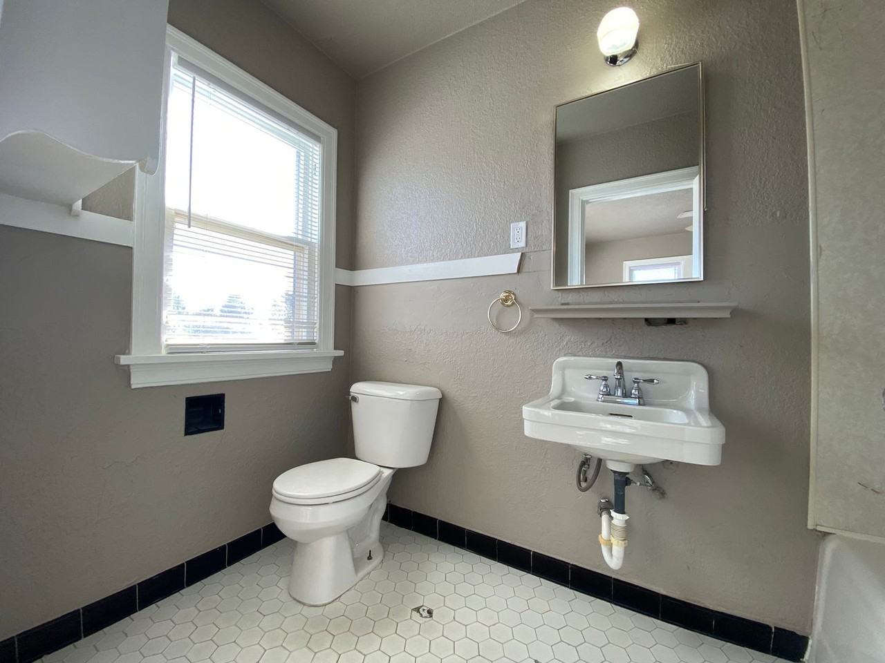 3029 Nw 14th St - Photo 2 of 8