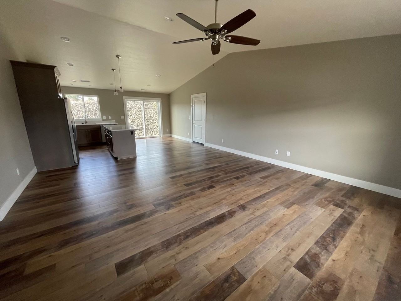 676 Se Brush Ct - Photo 2 of 19