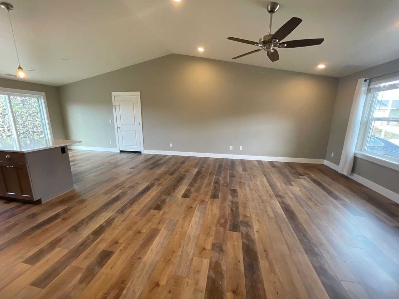 676 Se Brush Ct - Photo 3 of 19