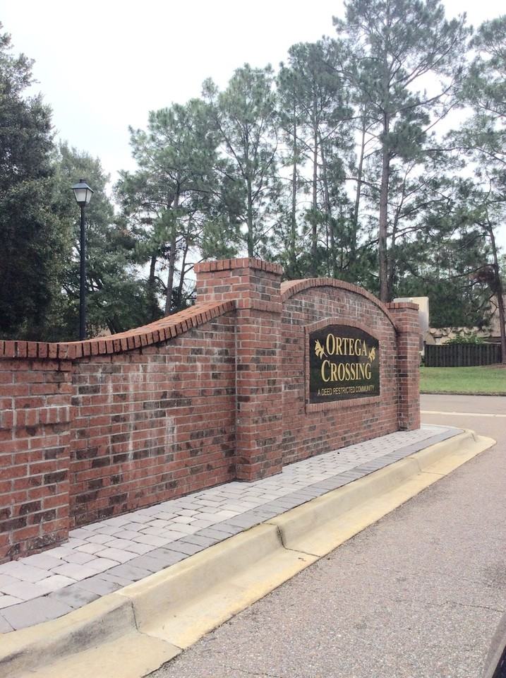 8440 Oak Crossing Dr W - Photo 2 of 13