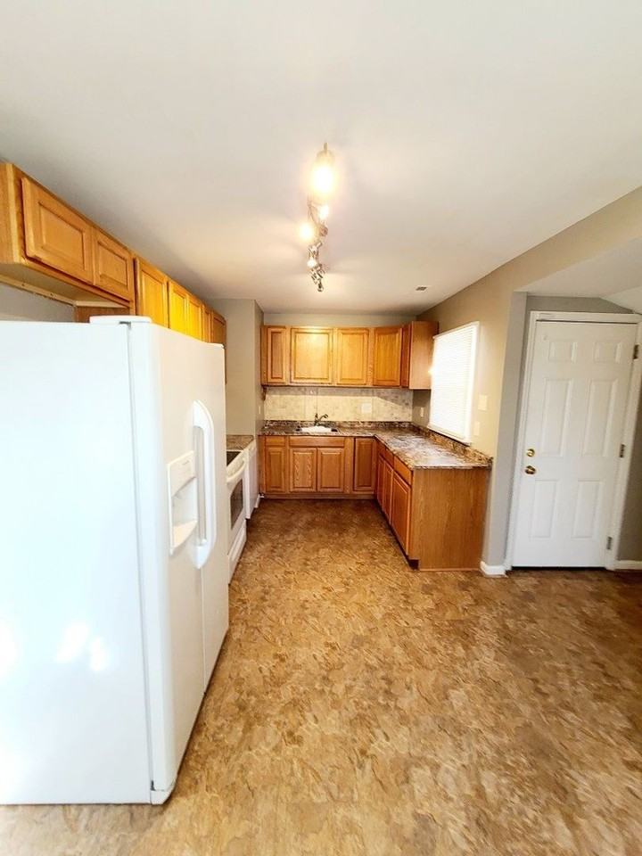 100 Pine Grove Ave - Photo 3 of 19