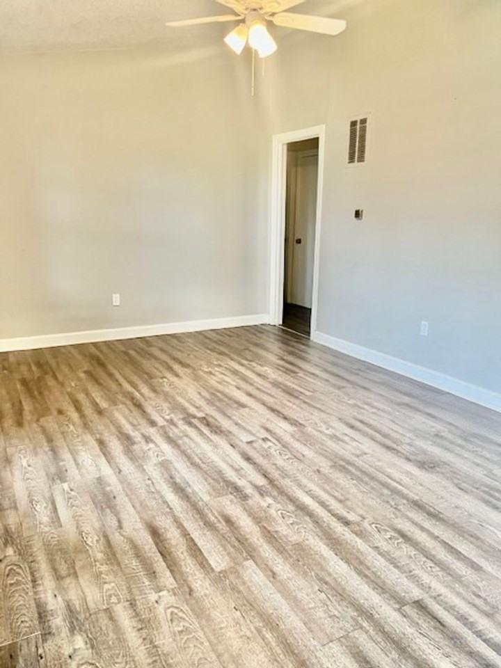 512 Whitlatch St - Photo 2 of 6