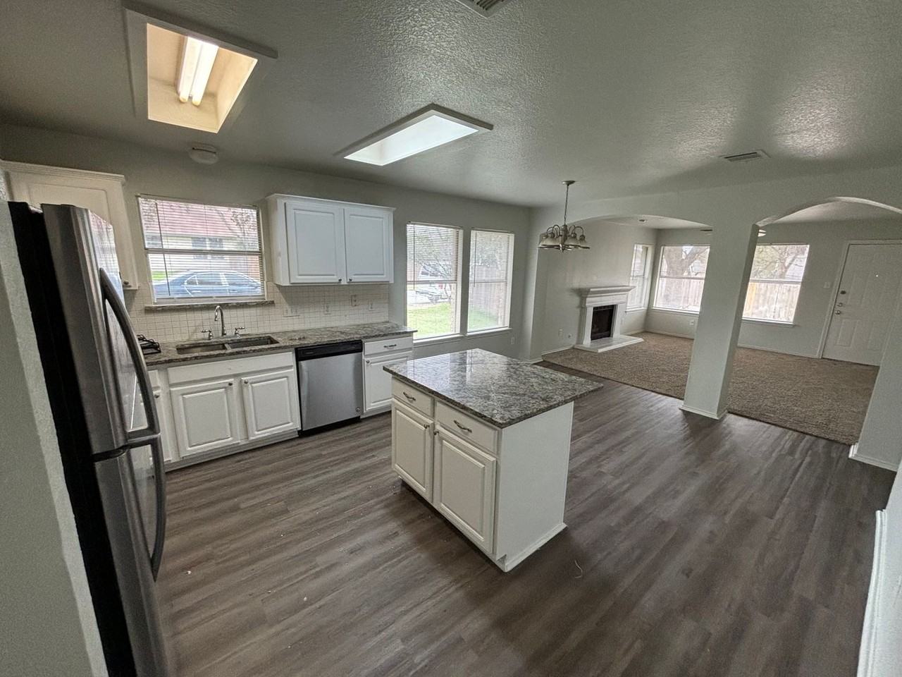 8616 Devine Ln - Photo 5 of 12