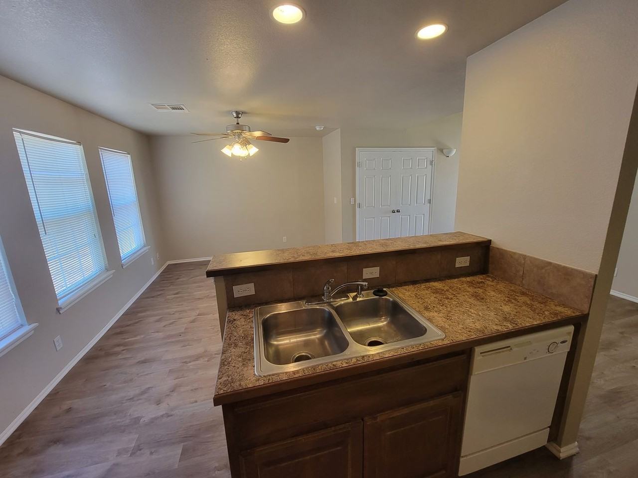 2915 Creekside Dr - Photo 2 of 12