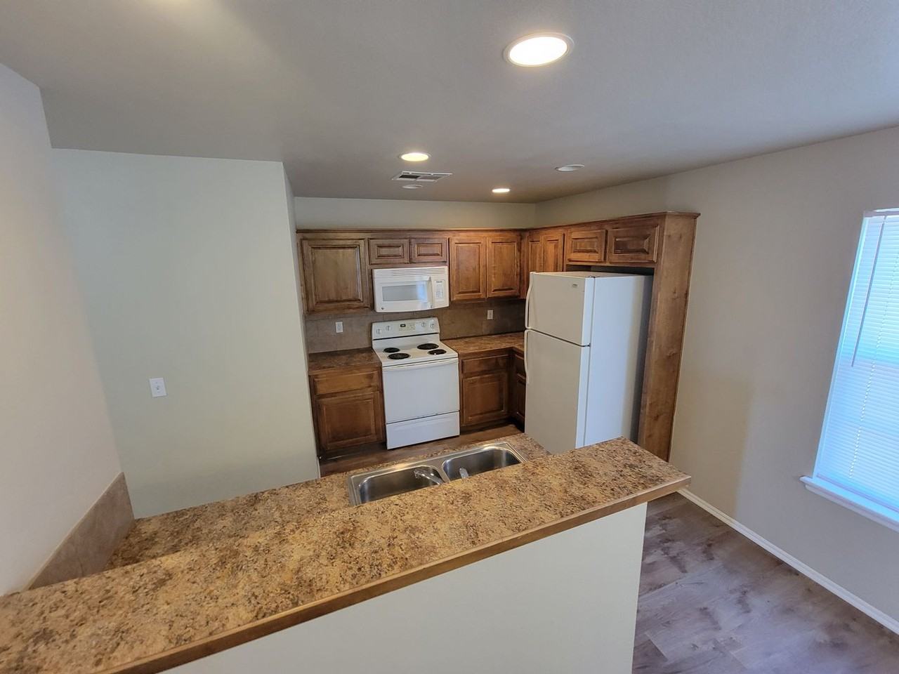 2915 Creekside Dr - Photo 3 of 12