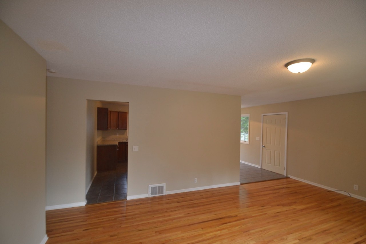 8004 34th Pl N - Photo 2 of 7