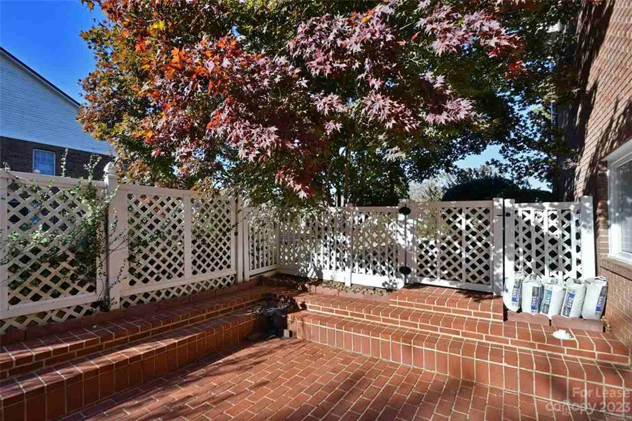 647 Georgie St - Photo 2 of 7