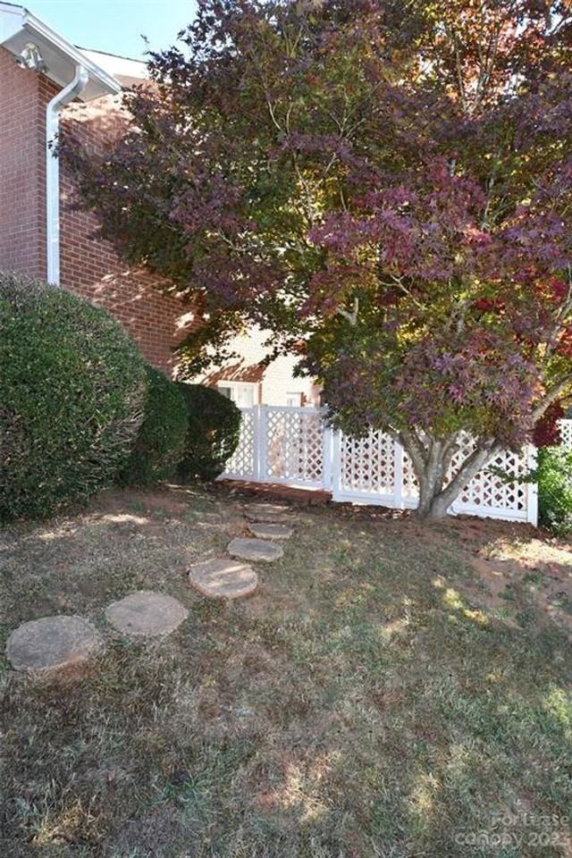 647 Georgie St - Photo 3 of 7