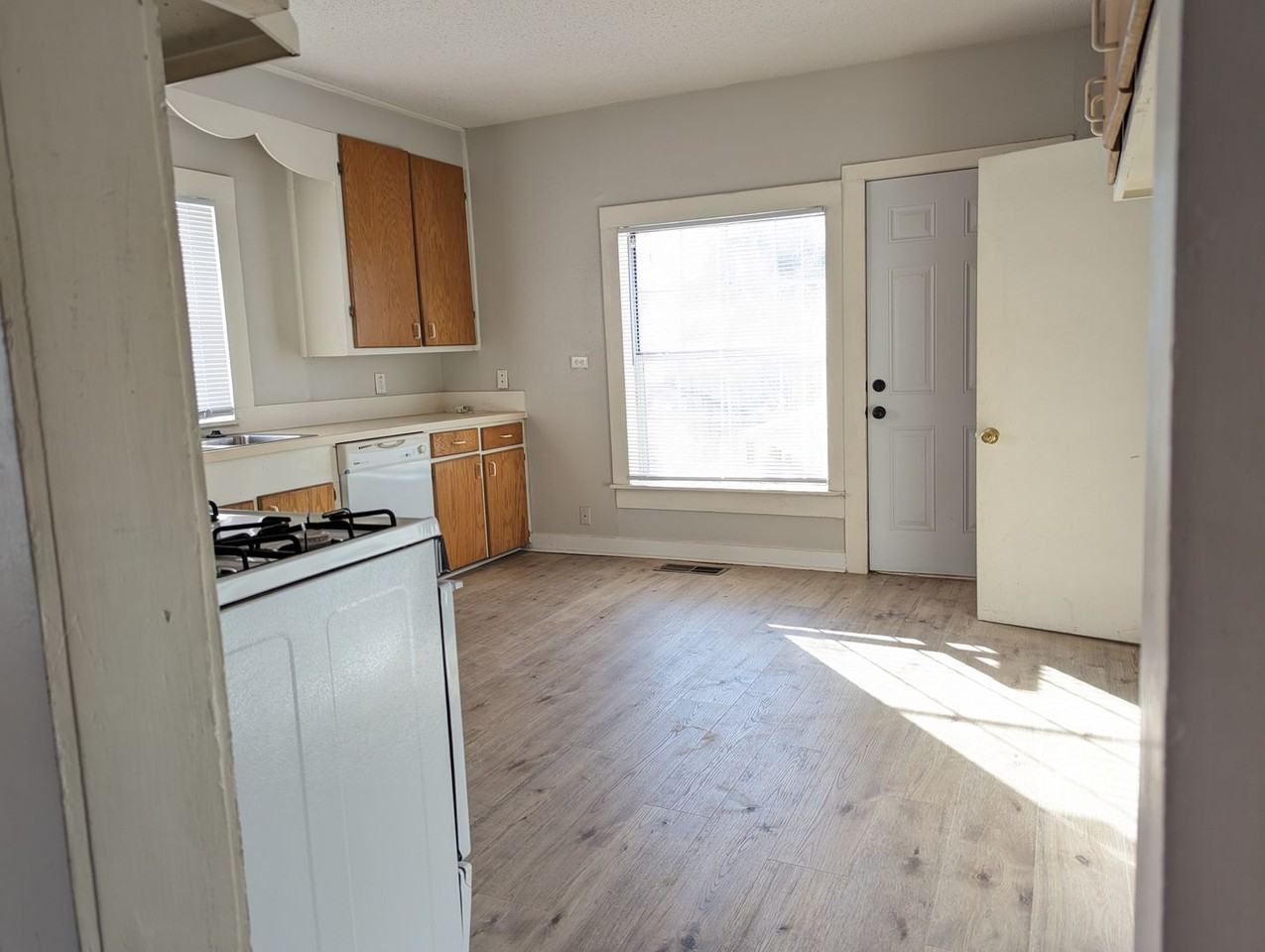 2615 Hazel St - Photo 3 of 7