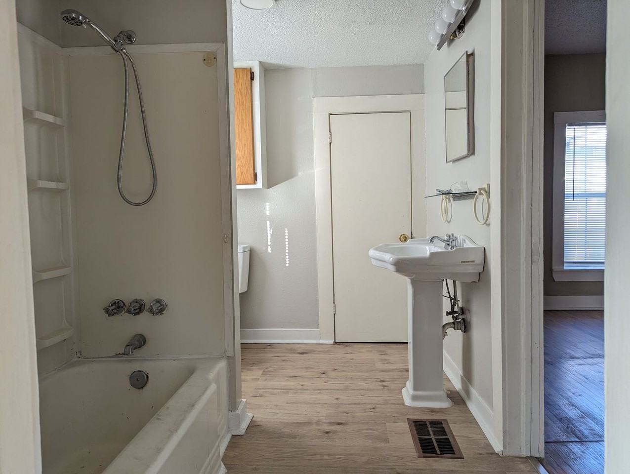2615 Hazel St - Photo 4 of 7