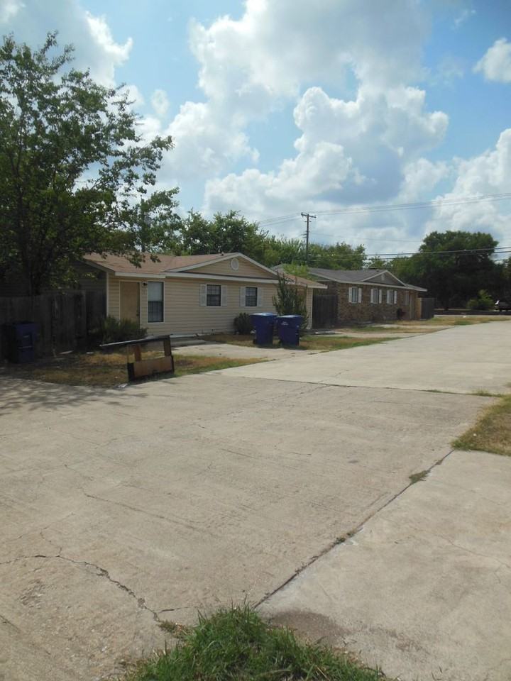 915 S 13th St - Photo 2 of 12