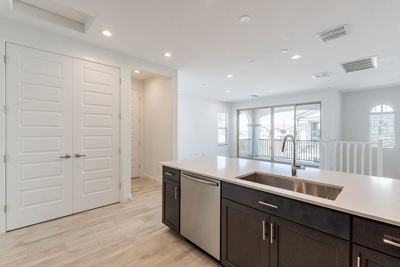 4042 E Amoroso Dr - Photo 6 of 30