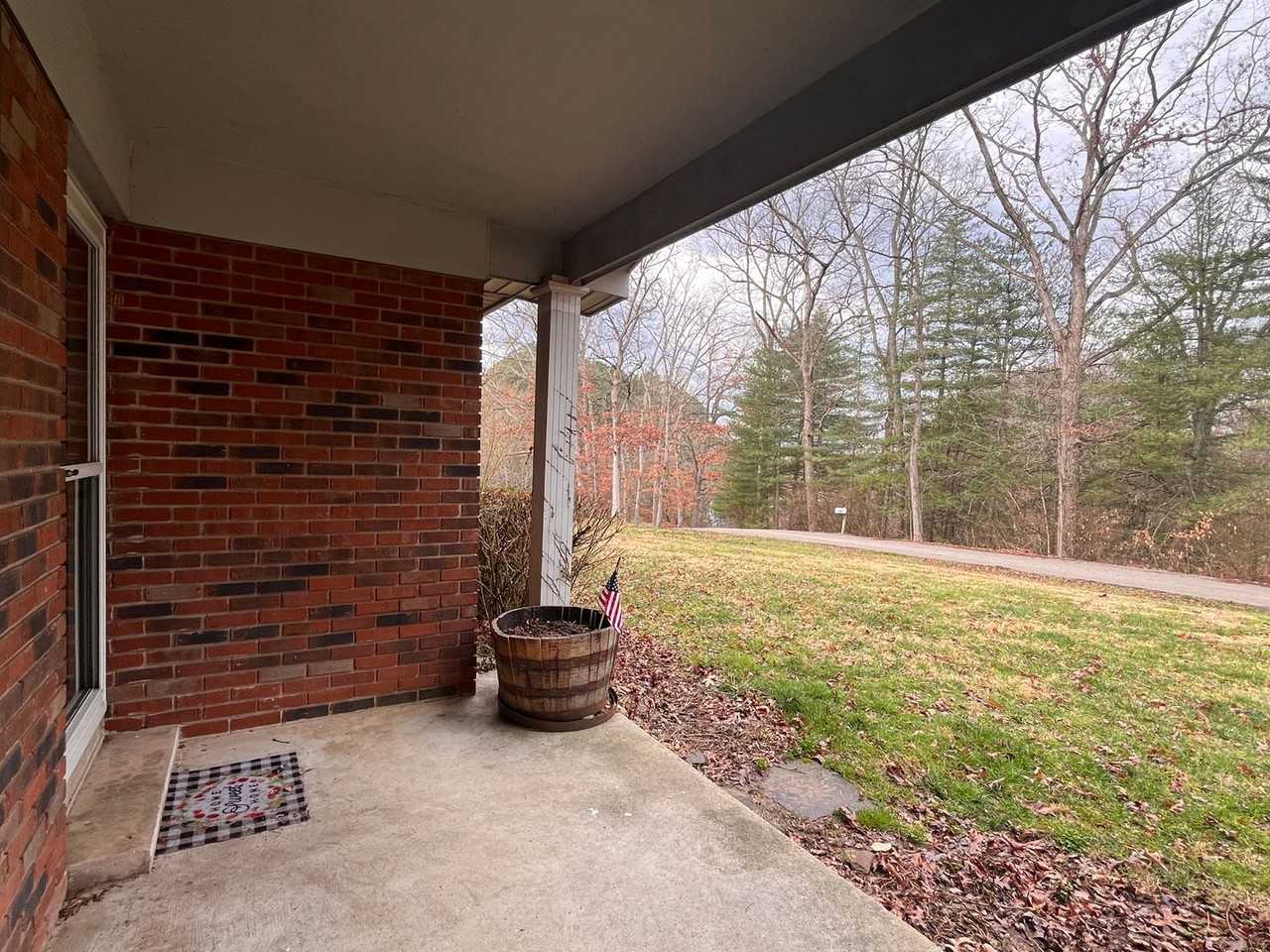 140 Park Dr - Photo 2 of 16