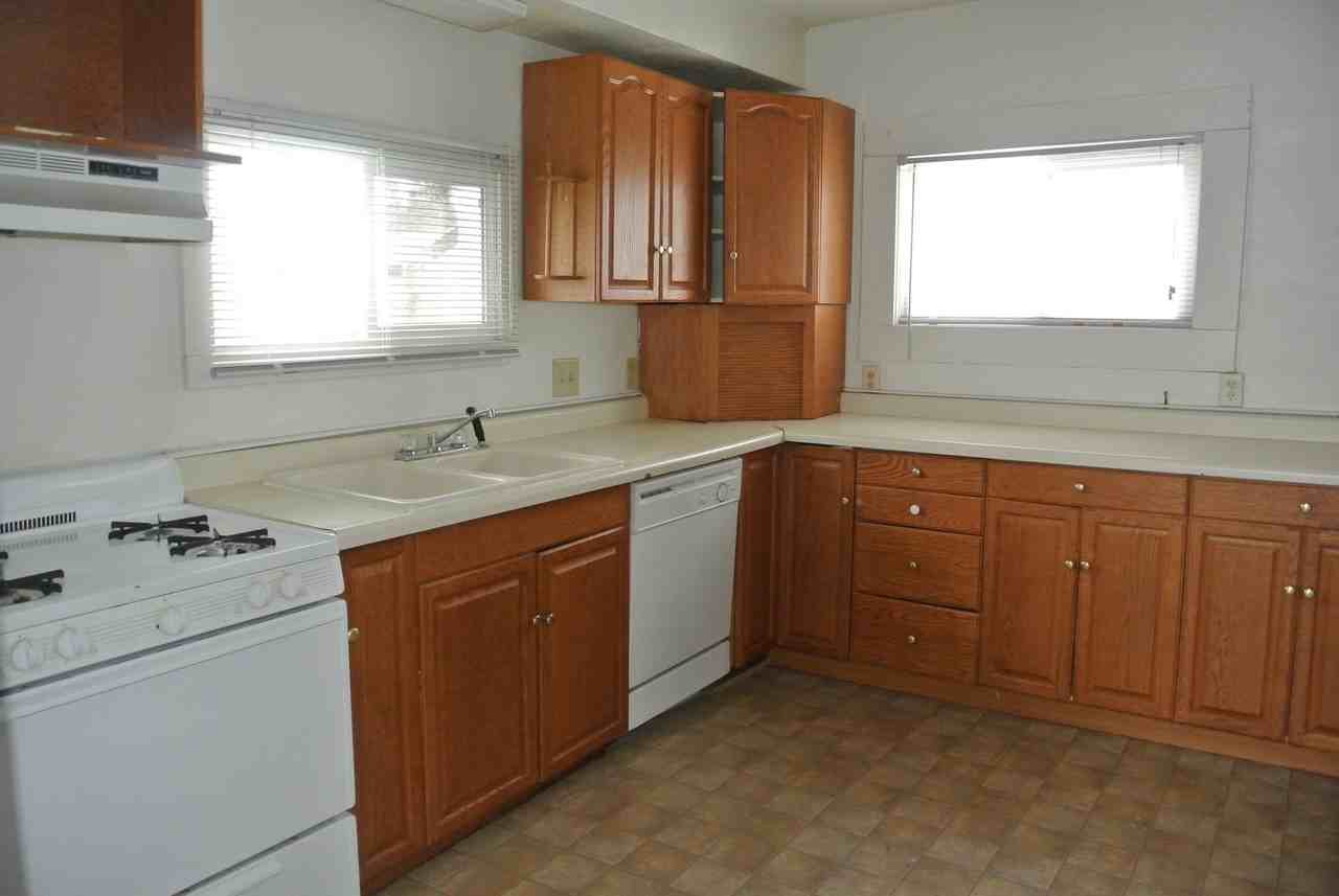 616 616 14th St SE - Photo 5 of 13