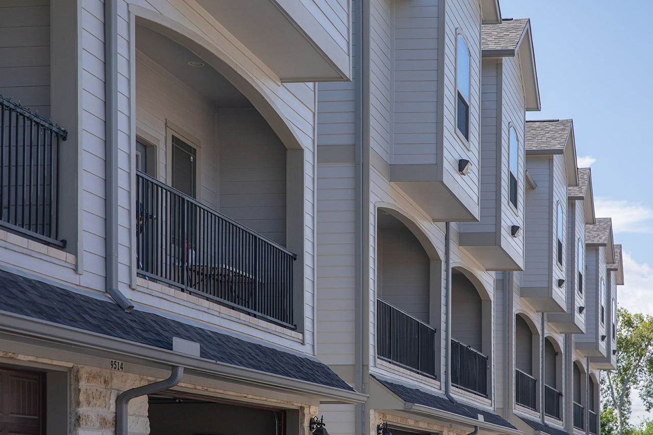 Duplex For Lease - Photo 2 of 50