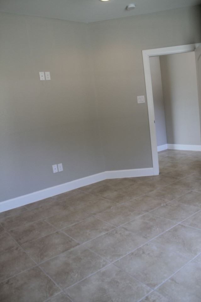 Duplex For Lease - Photo 4 of 50