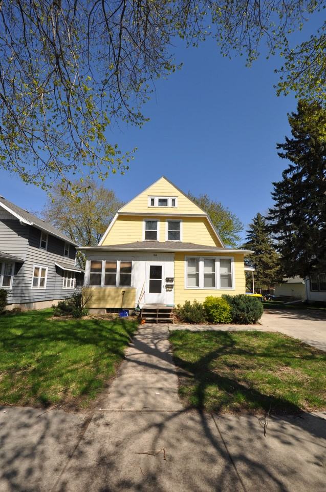 914 Lyndale - Photo 2 of 3