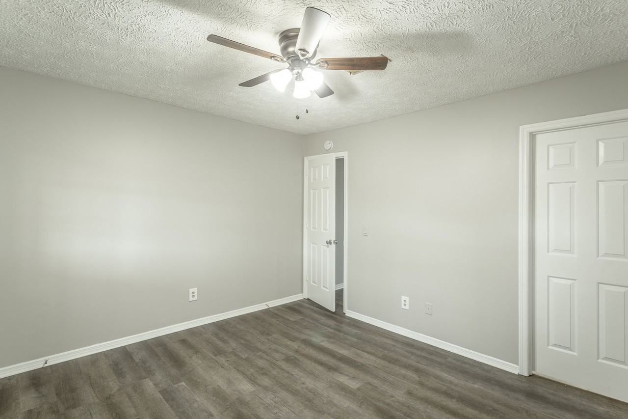 3396 Shadowlawn Drive - Photo 3 of 35