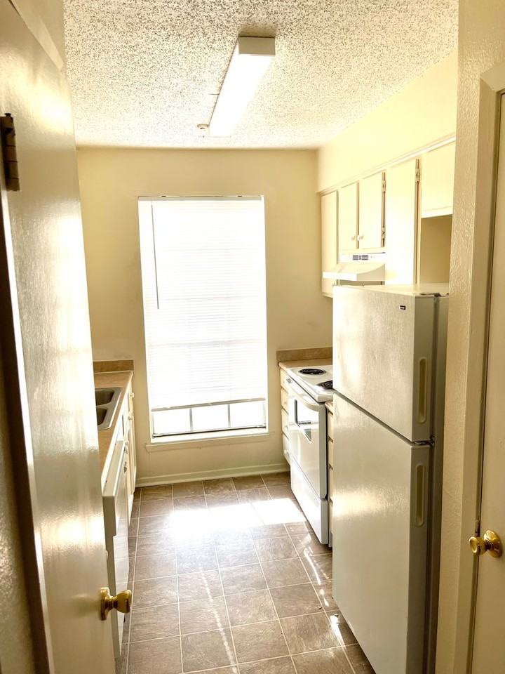 9228 Florida Blvd - Photo 2 of 40