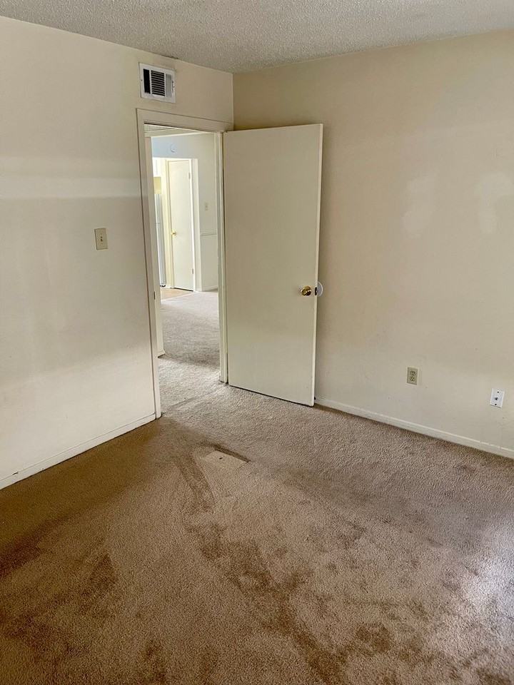 9228 Florida Blvd - Photo 3 of 40