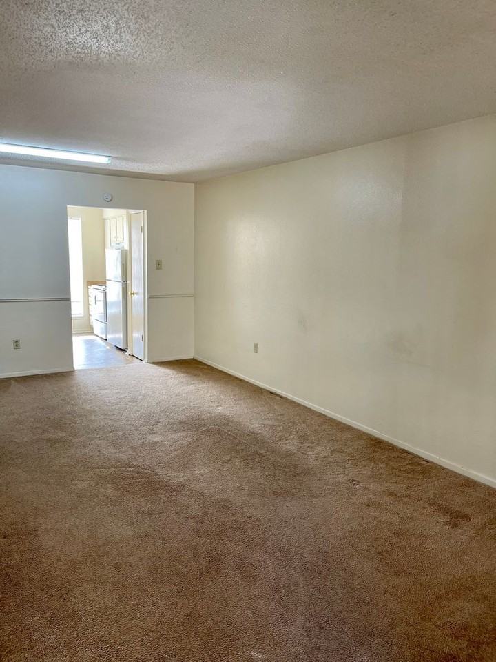 9228 Florida Blvd - Photo 4 of 40