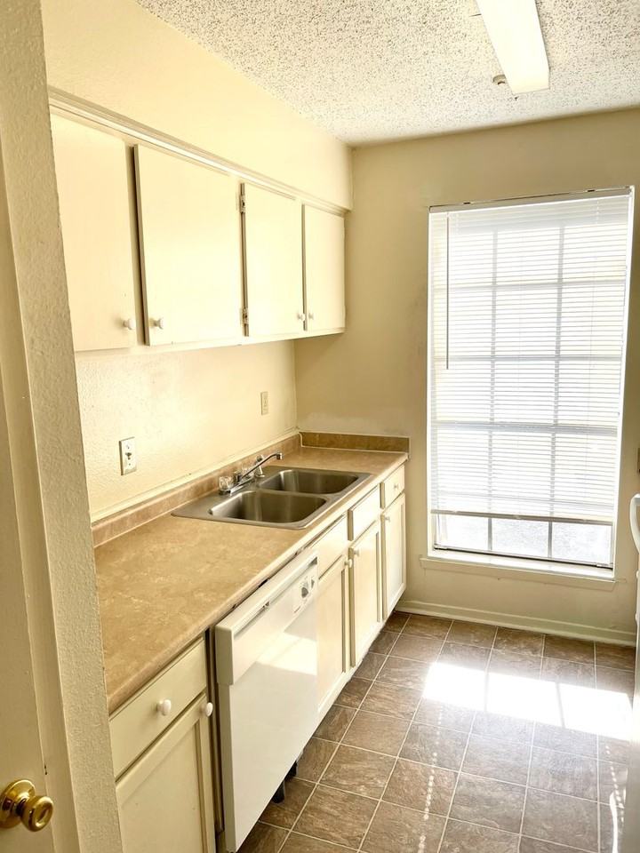9228 Florida Blvd - Photo 6 of 40