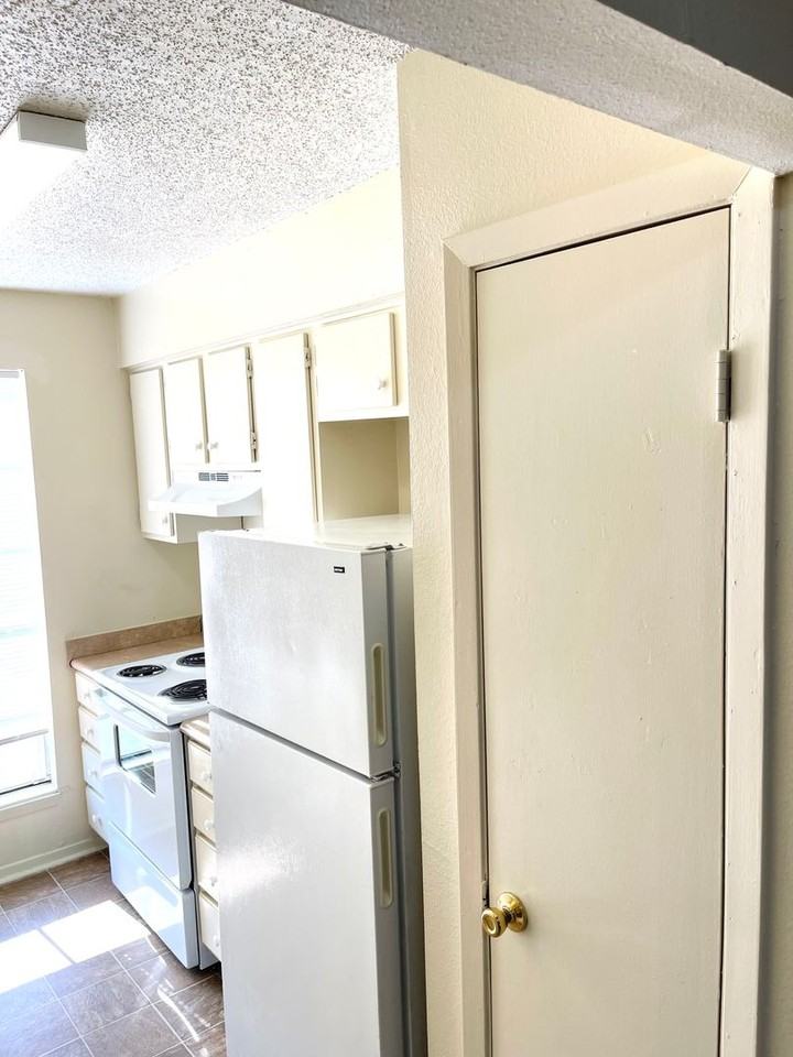 9228 Florida Blvd - Photo 7 of 40