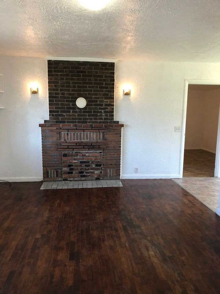 206 N Old Pacific Hwy - Photo 2 of 13