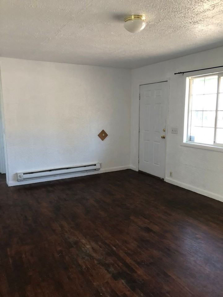 206 N Old Pacific Hwy - Photo 3 of 13