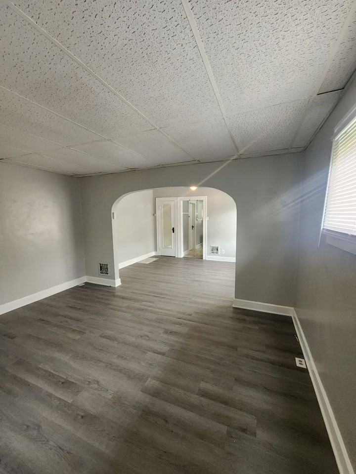 1304 N Linwood Ave - Photo 2 of 8
