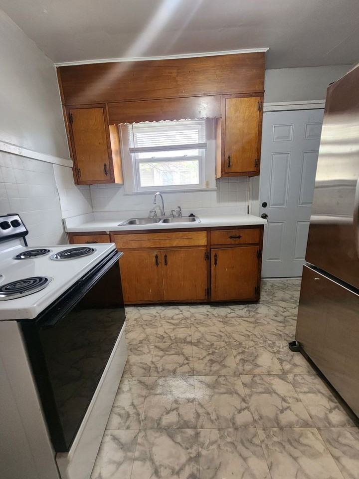 1304 N Linwood Ave - Photo 3 of 8