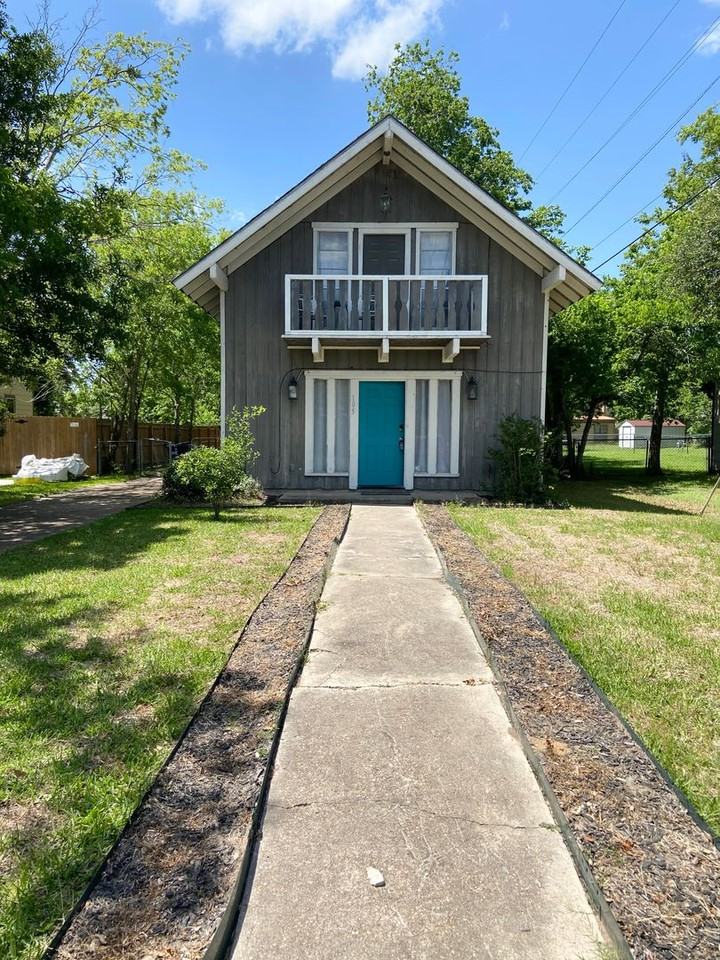 105 Moss St - Photo 3 of 13