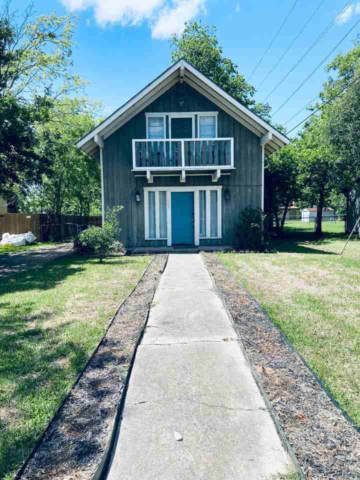 105 Moss St - Photo 2 of 13