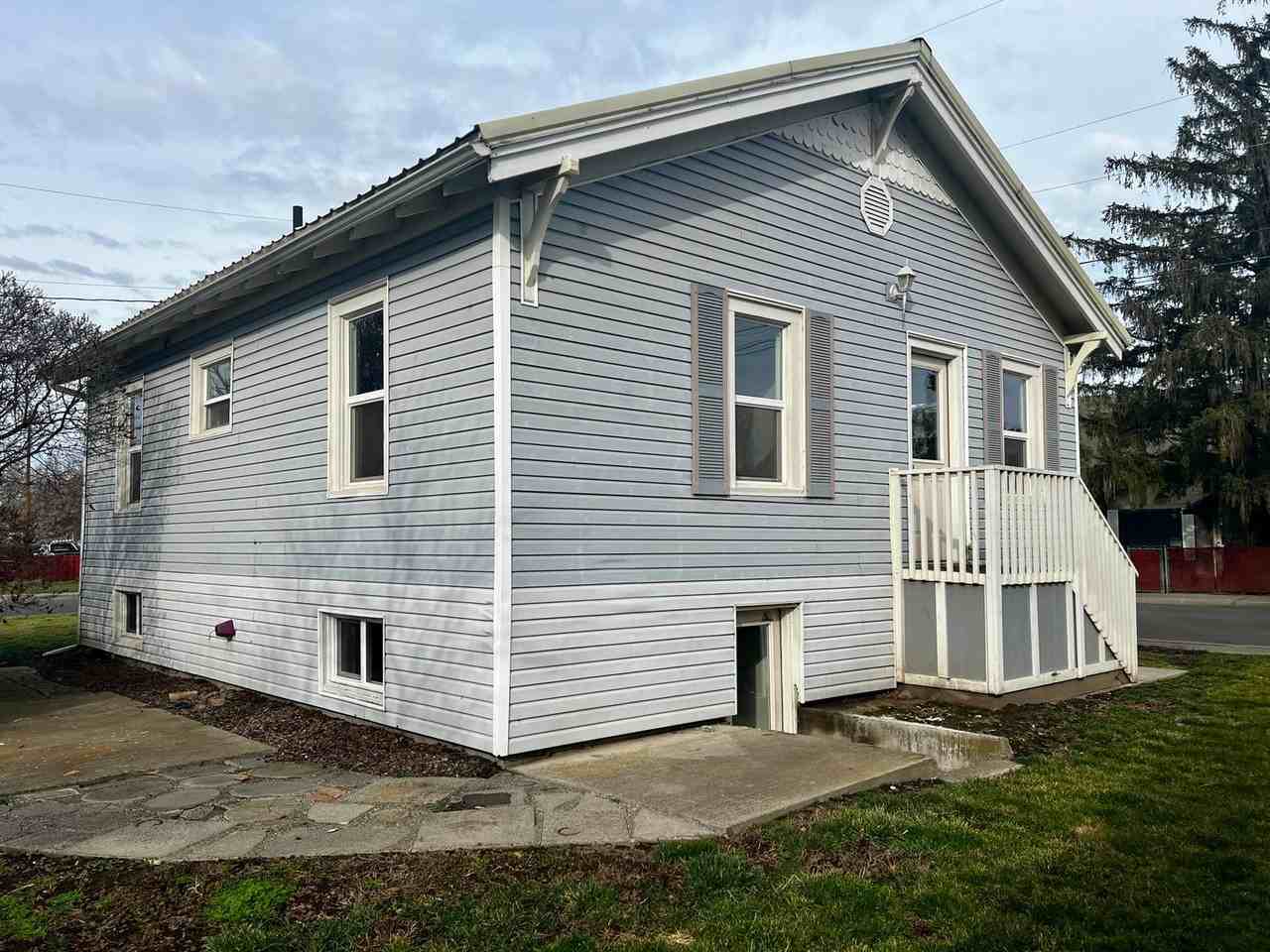 1904 Southeast Byers Place - Photo 4 of 31