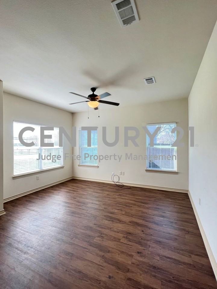 214 Lasso Ct - Photo 2 of 11