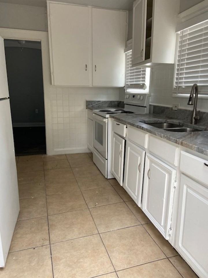 1727 45th St S - Photo 2 of 9